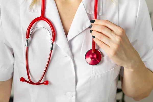 Heldere close-up van arts met rode stethoscoop. Medische achtergrond — Stockfoto