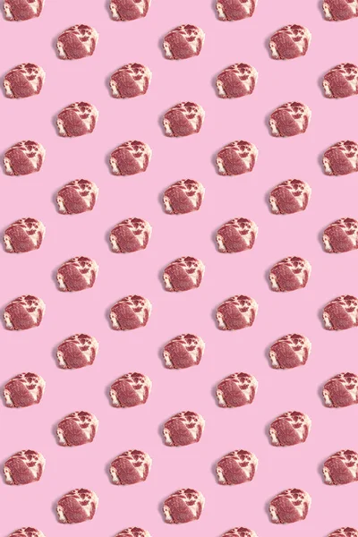 Fondo con rebanadas de carne de cerdo cruda sobre fondo rosa, fondo de alimentos crudos, no patrón, cartel moderno creativo, flatlay — Foto de Stock