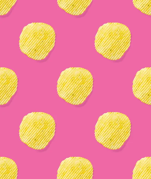 분홍색 배경 판위에 있는 감자 칩으로 만들어 진 바 다 없는 무늬가 있다. 감자칩을 분리 한 패스트푸드 배너. — 스톡 사진