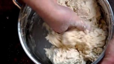 İtalyan Pizza Hamuru. Şef hamur malzemelerini el yapımı gübre konseptiyle karıştırıyor..