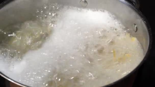 Pasta en agua hirviendo en la cacerola en la estufa. preparación cocina italiana Pasta espaguetis — Vídeo de stock