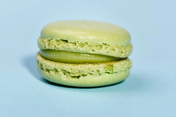 Macaron. Macarons colorés français traditionnels en gros plan, macro sur fond bleu — Photo