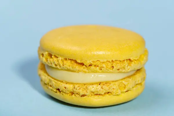 Macaron. Macarons colorés français traditionnels en gros plan, macro sur fond bleu — Photo