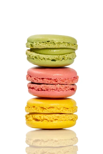 Macaron. Macarons traditionnels français colorés en gros plan, macro isolé sur blanc — Photo
