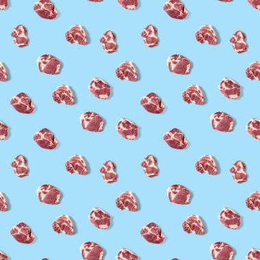 Mavi arka planda çiğ domuz eti dilimleri ve yemek deseni olan kusursuz desenler.