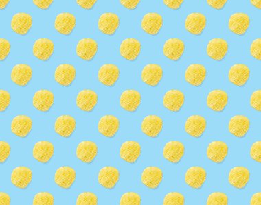 Açık mavi arka planda patatesli cipslerden yapılmış pürüzsüz desen. Patates cipsi Fast Food afişini izole etti.