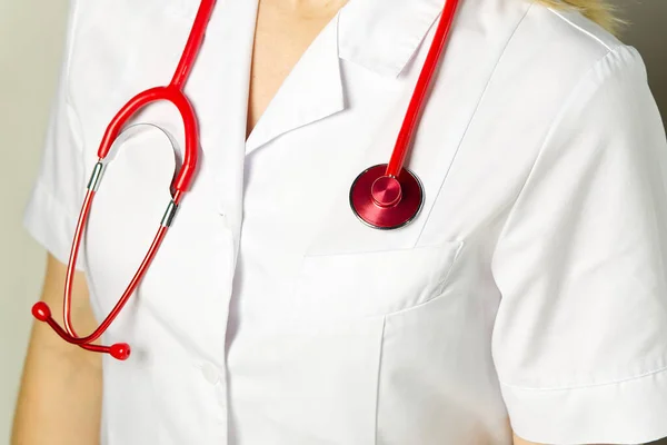 Heldere close-up van arts met rode stethoscoop. Medische achtergrond — Stockfoto