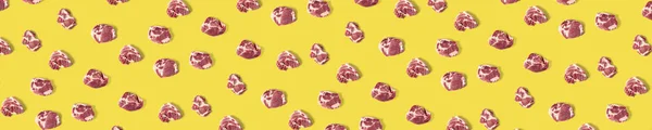 Sfondo con carne di maiale cruda fette su sfondo giallo, sfondo cibo crudo, non modello, banner ampio sparare — Foto Stock