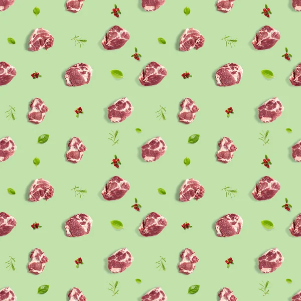 Sömlöst mönster med rått fläskkött skivor på grön bakgrund, matmönster — Stockfoto