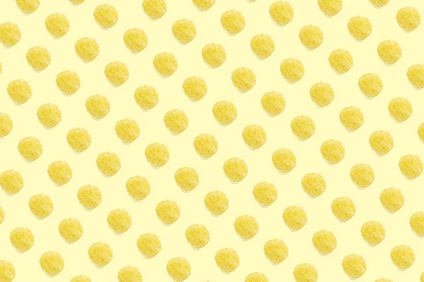 Фон з картопляних чіпсів на світло-жовтому фоні плоский. картопляні чіпси ізольовані банер швидкого харчування . — стокове фото