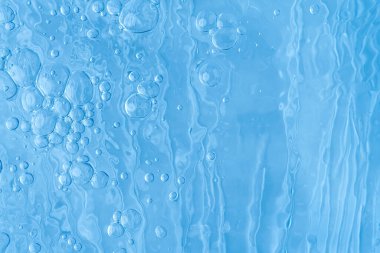 Mavi su soyut arka plan. Hava kabarcıkları olan su yüzeyi