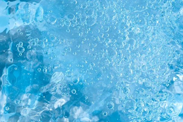 Blå vatten abstrakt bakgrund. vatten yta med luftbubblor bakgrund — Stockfoto