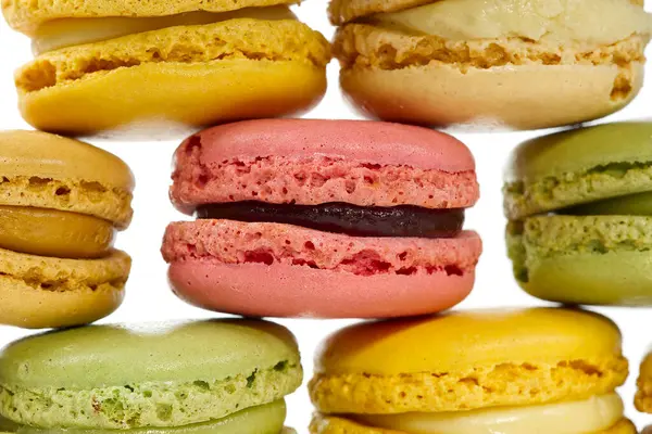 Macaron. Macarons traditionnels français colorés en gros plan sur fond, macro — Photo