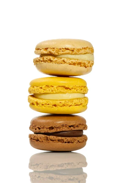Macaron. Macarons traditionnels français colorés en gros plan, macro isolé sur blanc — Photo