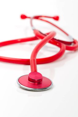 Beyaz arkaplanda kırmızı steteskop, kapat