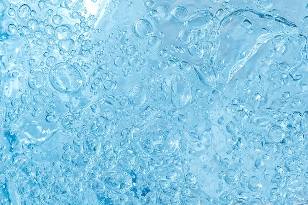 蓝色透明清洁饮用水的抽象背景。有气泡背景的水面 — 图库照片