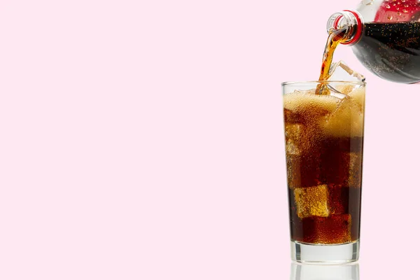 Cola in Glas mit Eiswürfeln auf rosa — Stockfoto