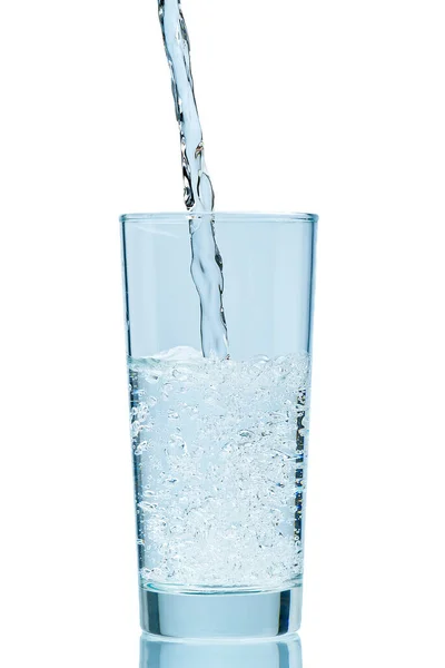 Verser de l'eau. Verser de l'eau potable fraîche et propre au verre. isolé sur blanc — Photo
