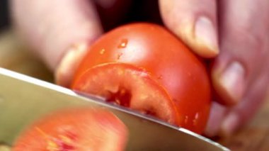 Şef eller kesiyor, domatesler tahta kesiyor, kapatıyorlar.