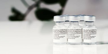Estonya, Tallinn, 09.01.2021 Pfizer Covid-19 aşısı. Salgın aşısı olan küçük ampuller. Pfizer ve BioNTech tarafından ortaklaşa geliştirilen Covid aşısı
