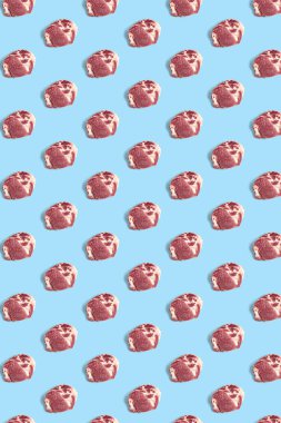 Arka planda mavi arka planda çiğ domuz eti dilimleri var, çiğ gıda arka planında, desen değil. Taze çiğ domuz eti Dilimler Fileto, poster modern yaratıcı, düz çizgi