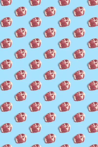Hintergrund Mit Rohen Schweinefleischscheiben Auf Blauem Hintergrund Rohkost Hintergrund Nicht — Stockfoto