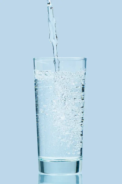 Trinkwasser Einschenken Frisches Sauberes Trinkwasser Ins Glas Gießen — Stockfoto