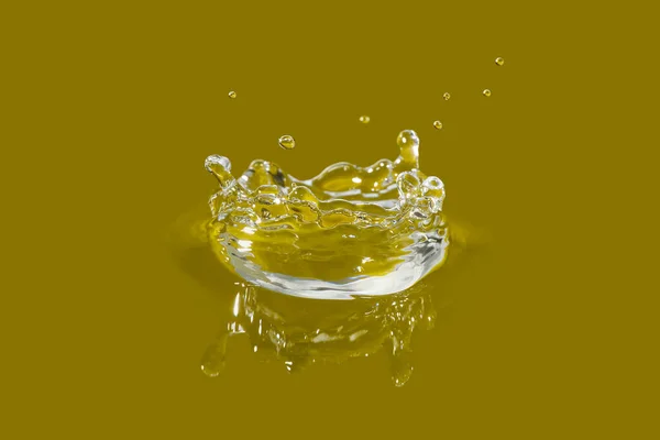 Respingo Água Isolado Amarelo Fresco Limpo Transparente Água Potável Splash — Fotografia de Stock