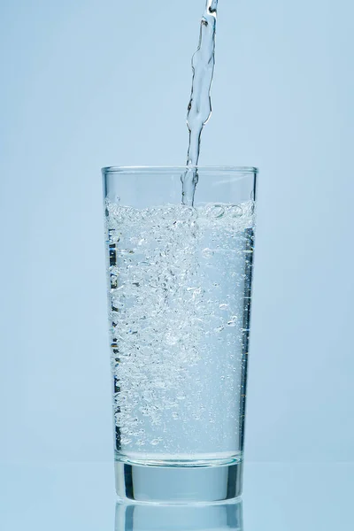 Trinkwasser Einschenken Frisches Sauberes Trinkwasser Ins Glas Gießen — Stockfoto