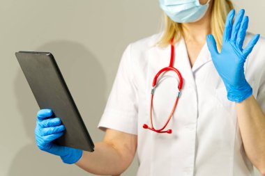 Doktor tablete notlar alır. uzak ya da uzak tıp kavramı