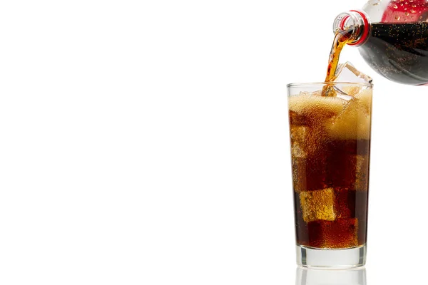 Cola mit Eiswürfeln auf weißem Eis ins Glas gießen — Stockfoto
