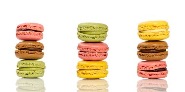 Makarna. Geleneksel Fransız rengarenk badem kurabiyeleri yaklaş, makro.