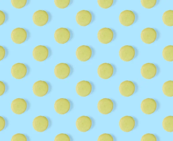 Macarons motif sans couture. macarons isolés sur fond bleu. — Photo