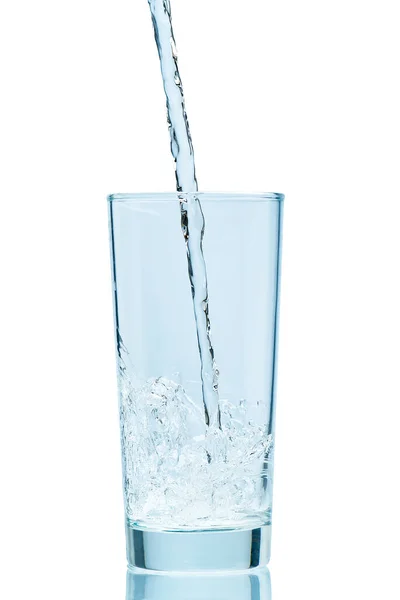 Wasser gießen. Frisches sauberes Trinkwasser ins Glas gießen. isoliert auf weiß — Stockfoto