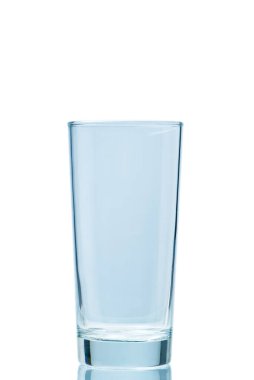 Su dök. Temiz içme suyunu bardağa döküyorum. beyaz üzerine izole