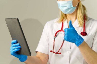 Doktor tablete notlar alır. uzak ya da uzak tıp kavramı