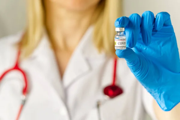 Dokter met Covid-19 vaccin concept. vaccin in kleine glazen ampullen — Stockfoto