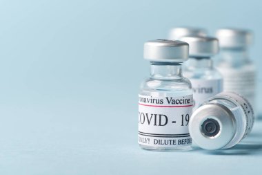 Covid-19 aşı konsepti. Küçük cam ampullerle aşı.