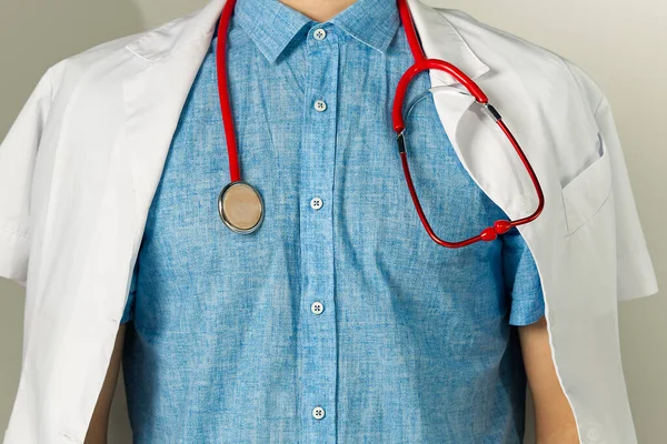 Helle Nahaufnahme eines Arztes mit rotem Stethoskop. Medizinischer Hintergrund — Stockfoto