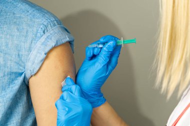 Hastanede hemşire elleri iğne yapıyor.