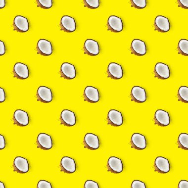 Hindistan cevizi aralıksız desen. Sarı arka planda izole edilmiş hindistan cevizi olan tropik soyut bir arka plan. düz yat.