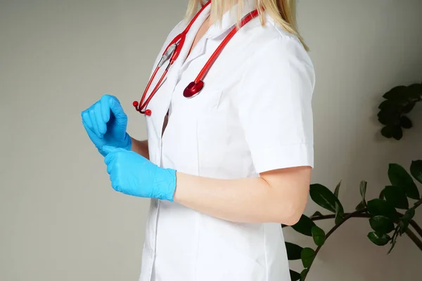 Helle Nahaufnahme eines Arztes mit rotem Stethoskop. Medizinischer Hintergrund — Stockfoto