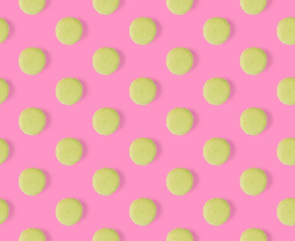 Macarons sem costura padrão. macarons isolados sobre fundo rosa. — Fotografia de Stock