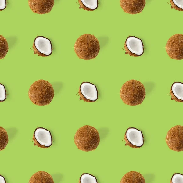 Kokosnöt Sömlöst mönster. Tropisk abstrakt bakgrund med isolerad kokos på grön bakgrund. platt äggläggning. — Stockfoto