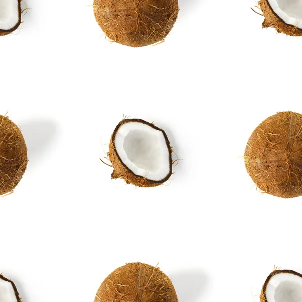ココナッツシームレスパターン。白い背景に隔離されたココナッツと熱帯抽象的な背景。平置き. — ストック写真