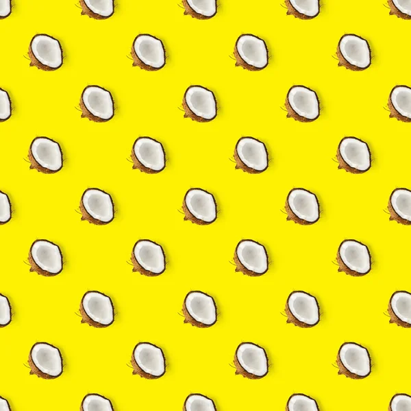 Hindistan cevizi aralıksız desen. Sarı arka planda izole edilmiş hindistan cevizi olan tropik soyut bir arka plan. düz yat.