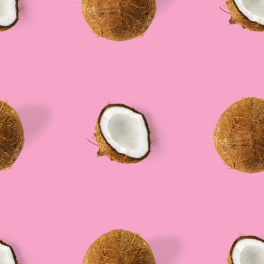 Hindistan cevizi aralıksız desen. Pembe arka planda izole edilmiş hindistan cevizi olan tropik soyut bir arka plan. düz yat.