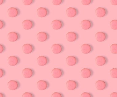 Makaronların kusursuz desenleri var. Makaronlar pembe arkaplanda izole edilmiş..