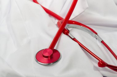 Beyaz arkaplanda kırmızı steteskop, kapat
