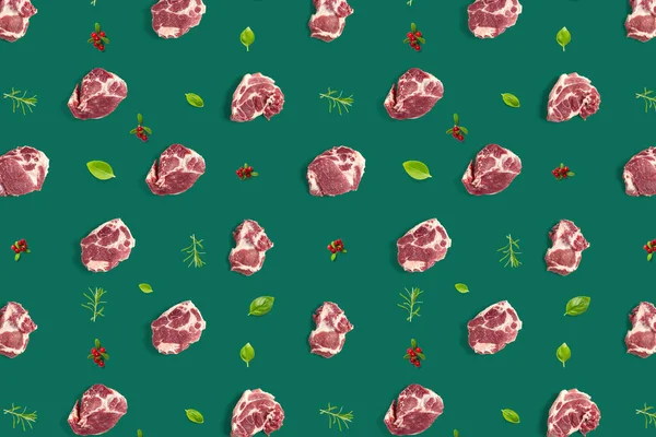 Fondo con rebanadas de carne de cerdo cruda sobre fondo verde, fondo de alimentos crudos, no patrón — Foto de Stock